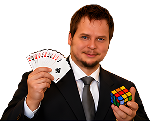 Zauberer Norman Grötzbach mit Spielkarten und Zauberwürfel